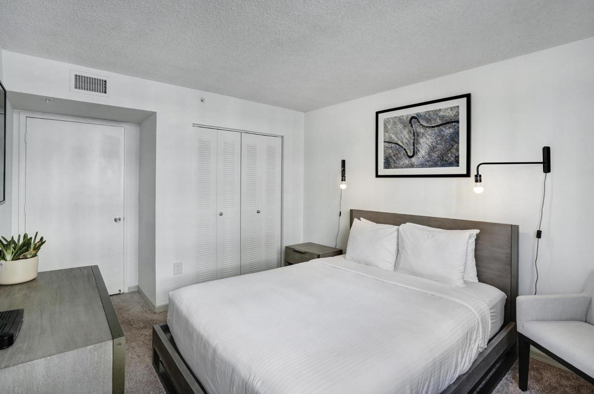 Dharma Home Suites Coral Gables At Gables Grand Plaza Miami Szoba fotó